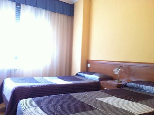 Hostal Santiago 2 Бургос Экстерьер фото